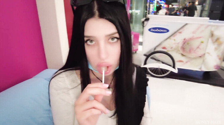 Возбужденная вибротрусиками брюнетка сосет член парню в примерочной