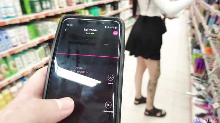 Возбужденная вибротрусиками брюнетка сосет член парню в примерочной