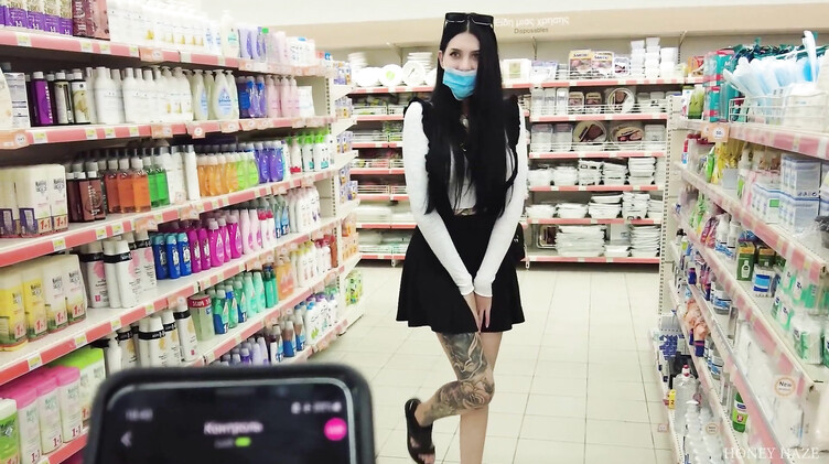 Возбужденная вибротрусиками брюнетка сосет член парню в примерочной