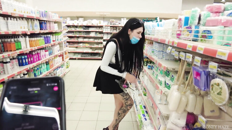 Возбужденная вибротрусиками брюнетка сосет член парню в примерочной