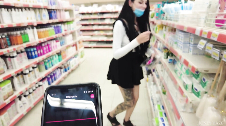 Возбужденная вибротрусиками брюнетка сосет член парню в примерочной