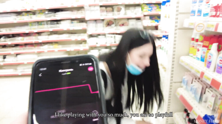 Возбужденная вибротрусиками брюнетка сосет член парню в примерочной