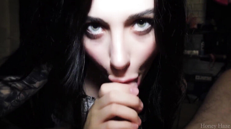 Начали с нежного минета, закончили трахом в горло и в жопу