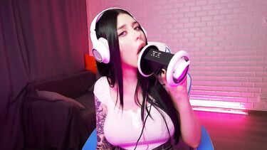 Пухлые губы: Фантастический ASMR: чавкает и лижет искусственную вагину напомаженными губами