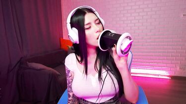 Фантастический ASMR: чавкает и лижет искусственную вагину напомаженными губами