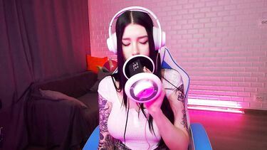 Фантастический ASMR: чавкает и лижет искусственную вагину напомаженными губами