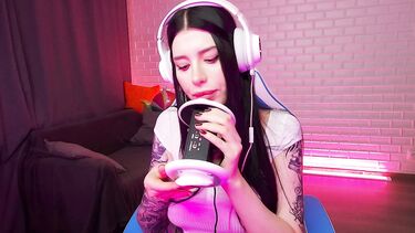 Фантастический ASMR: чавкает и лижет искусственную вагину напомаженными губами