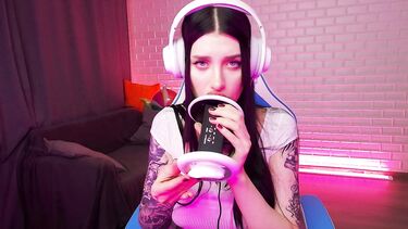 Фантастический ASMR: чавкает и лижет искусственную вагину напомаженными губами