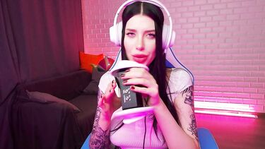 Фантастический ASMR: чавкает и лижет искусственную вагину напомаженными губами