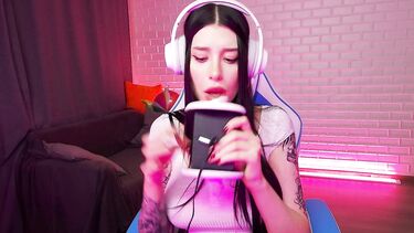 Фантастический ASMR: чавкает и лижет искусственную вагину напомаженными губами