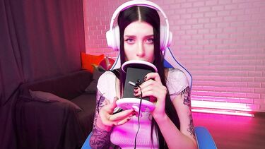 Фантастический ASMR: чавкает и лижет искусственную вагину напомаженными губами