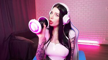 Фантастический ASMR: чавкает и лижет искусственную вагину напомаженными губами