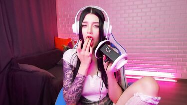 АСМР: Фантастический ASMR: чавкает и лижет искусственную вагину напомаженными губами