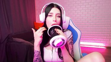 Фантастический ASMR: чавкает и лижет искусственную вагину напомаженными губами