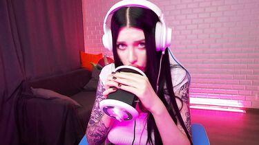 Фантастический ASMR: чавкает и лижет искусственную вагину напомаженными губами