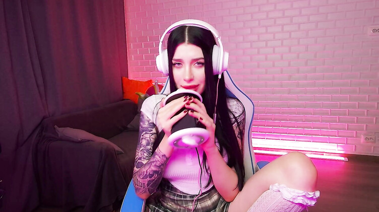 Фантастический ASMR: чавкает и лижет искусственную вагину напомаженными губами