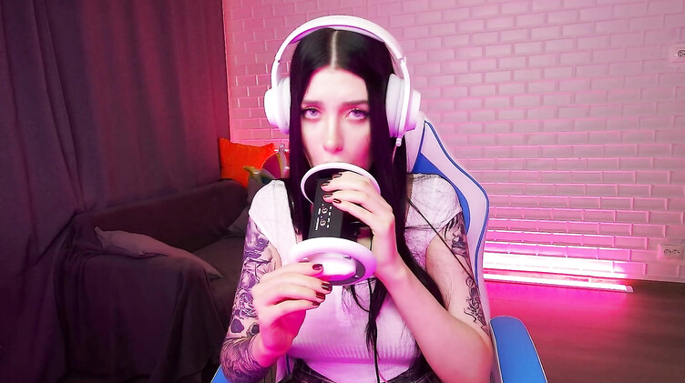 Фантастический ASMR: чавкает и лижет искусственную вагину напомаженными губами