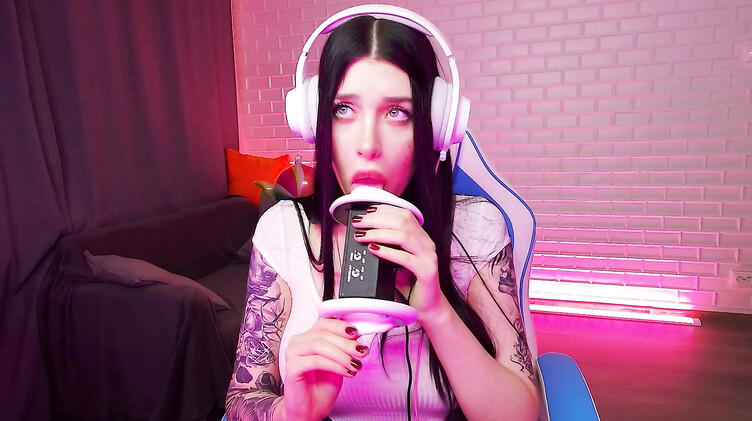 Фантастический ASMR: чавкает и лижет искусственную вагину напомаженными губами