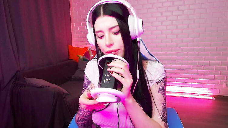 Фантастический ASMR: чавкает и лижет искусственную вагину напомаженными губами