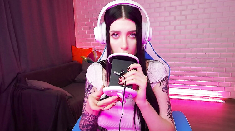 АСМР: Фантастический ASMR: чавкает и лижет искусственную вагину напомаженными губами