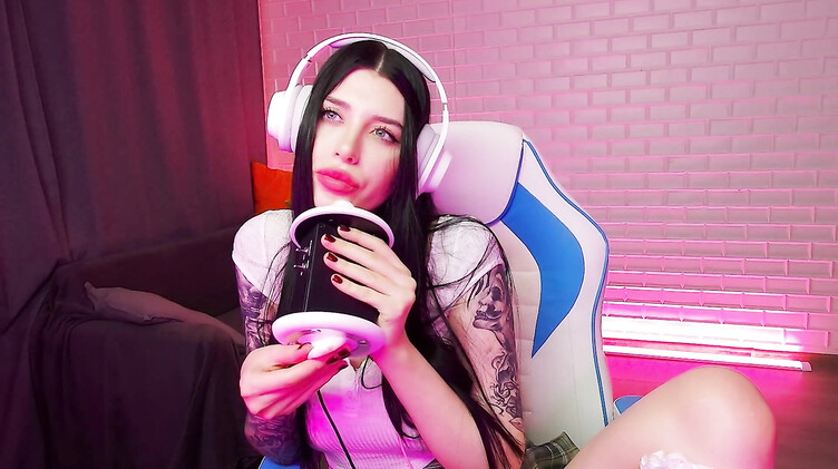 Фантастический ASMR: чавкает и лижет искусственную вагину напомаженными губами