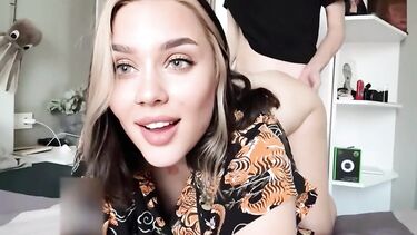 Прикольная девушка снимает на селфи камеру домашний секс в позе собачки