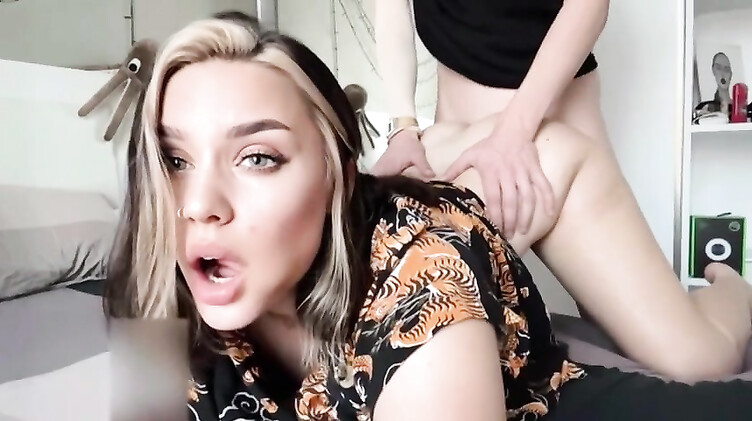 Прикольная девушка снимает на селфи камеру домашний секс в позе собачки