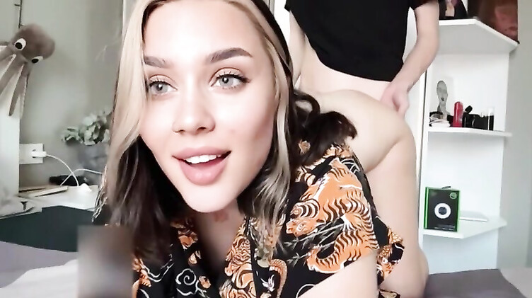 Прикольная девушка снимает на селфи камеру домашний секс в позе собачки