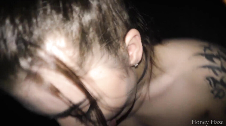 Красивая соседка сосет член и лижет яйца во время просмотра фильма