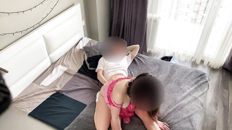 Неверная русская жена попалась на скрытую камеру на члене любовника