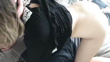 Молчаливая горничная без трусиков трахается в спальне с работодателем