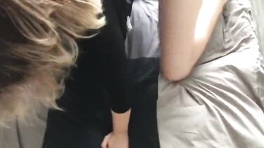 Молчаливая горничная без трусиков трахается в спальне с работодателем