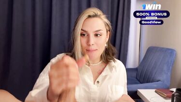 Одетая красивая мачеха вручную дрочит член своего голого пасынка