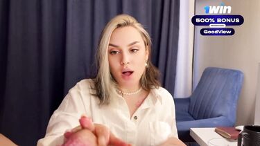 Одетая красивая мачеха вручную дрочит член своего голого пасынка