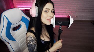 Чарующие звуки нежного минета от красивой АСМР модели с длинными волосами