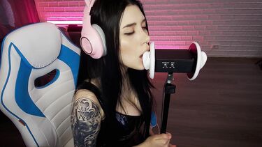 АСМР: Чарующие звуки нежного минета от красивой АСМР модели с длинными волосами