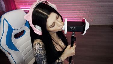 Чарующие звуки нежного минета от красивой АСМР модели с длинными волосами