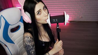 Чарующие звуки нежного минета от красивой АСМР модели с длинными волосами