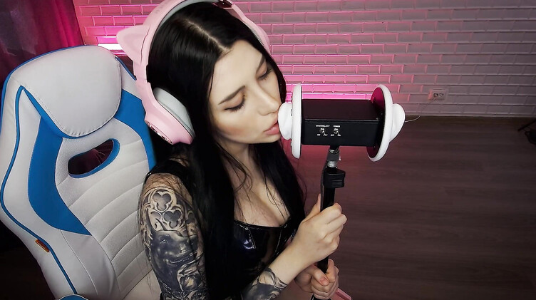 Чарующие звуки нежного минета от красивой АСМР модели с длинными волосами