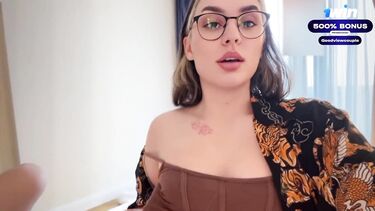 Симпатичная девушка в очках после минета оседлала член своего бойфренда