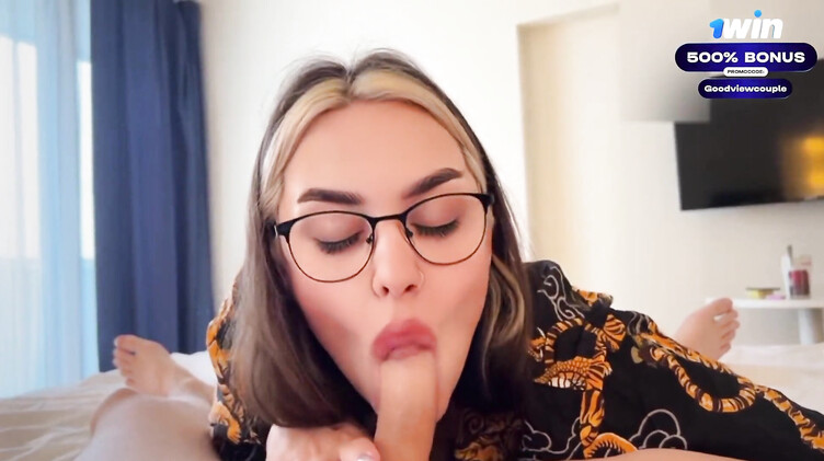 Симпатичная девушка в очках после минета оседлала член своего бойфренда