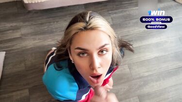 Телка гопник трахает парня сверху на полу