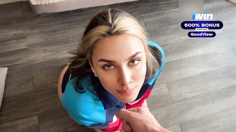 Телка гопник трахает парня сверху на полу