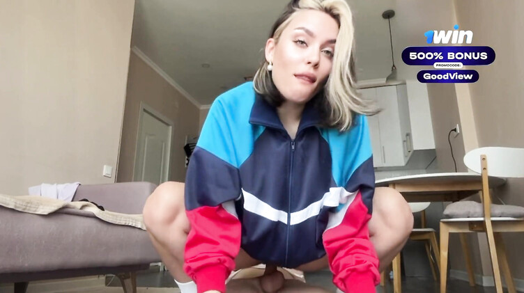 Телка гопник трахает парня сверху на полу