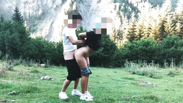 Студентка в лосинах и ее парень занялись любительским сексом на природе