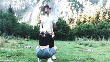 На природе: Студентка в лосинах и ее парень занялись любительским сексом на природе
