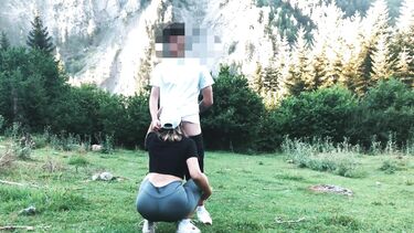 Студентка в лосинах и ее парень занялись любительским сексом на природе