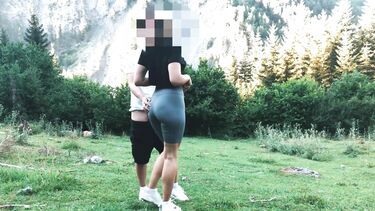 В лесу: Студентка в лосинах и ее парень занялись любительским сексом на природе