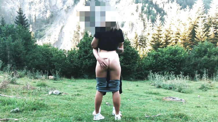 Студентка в лосинах и ее парень занялись любительским сексом на природе