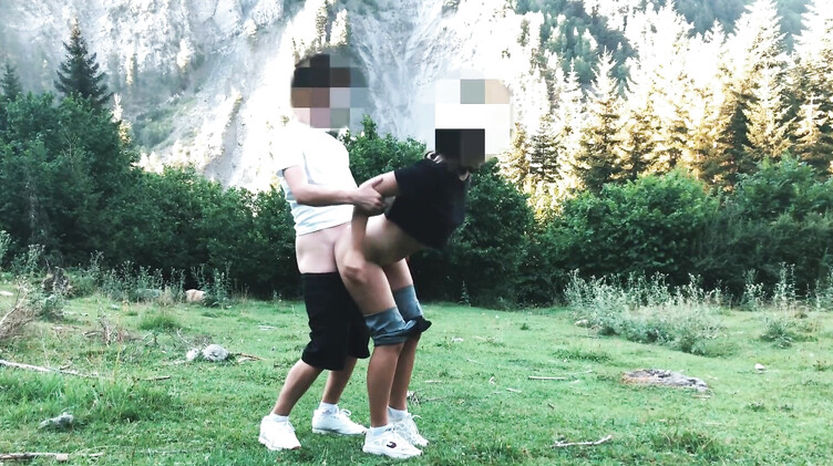 Студентка в лосинах и ее парень занялись любительским сексом на природе